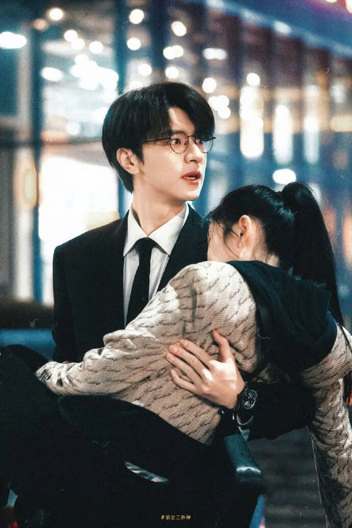 Bóng Hình Thứ Ba 975